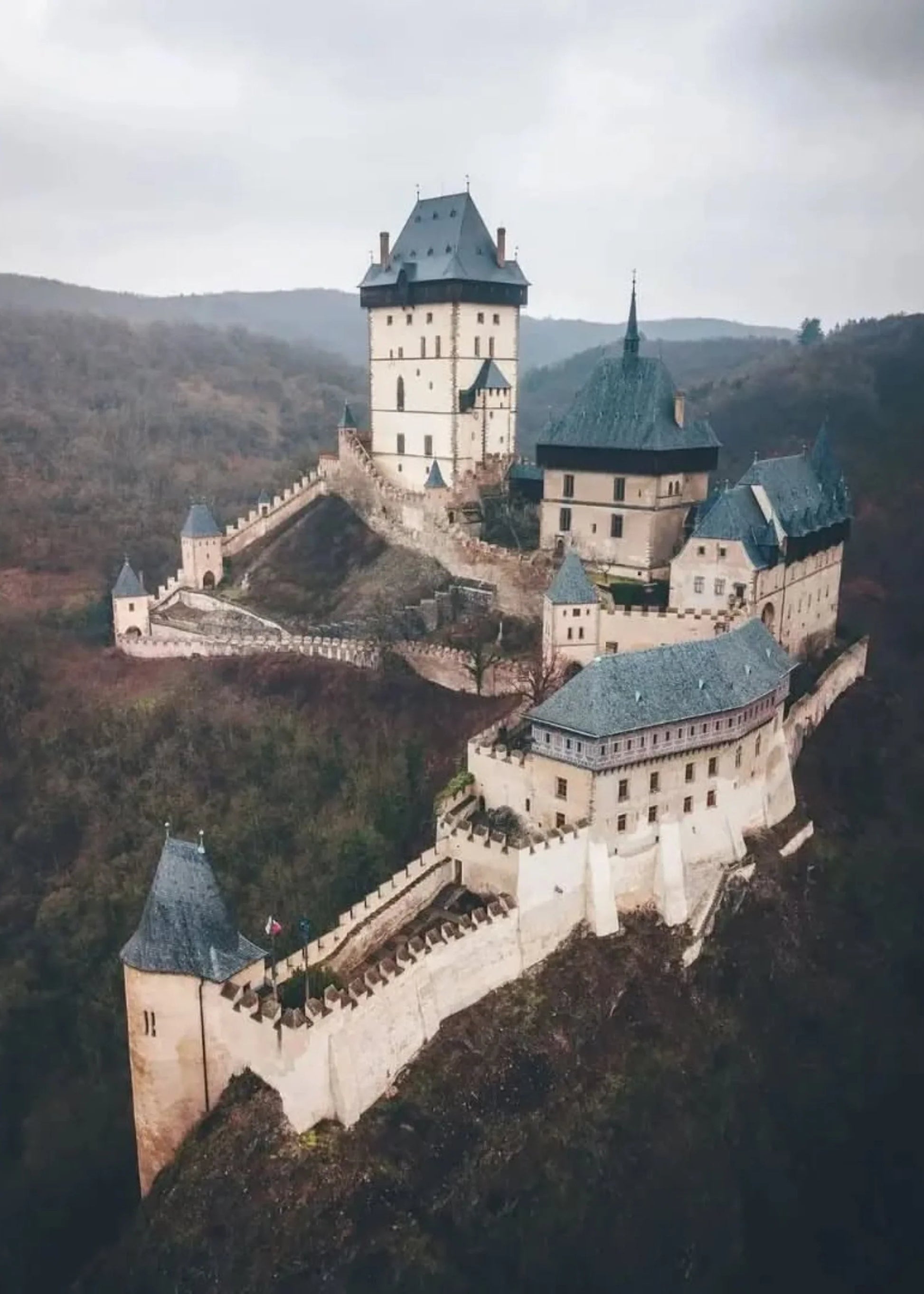Majestic European Castles | Karlstejn Castle Poster | Muurdecoratie | Wanddecoratie | Schilderijen | Canvas Kunst | Tsjechische Republiek | Middeleeuwse Architectuur