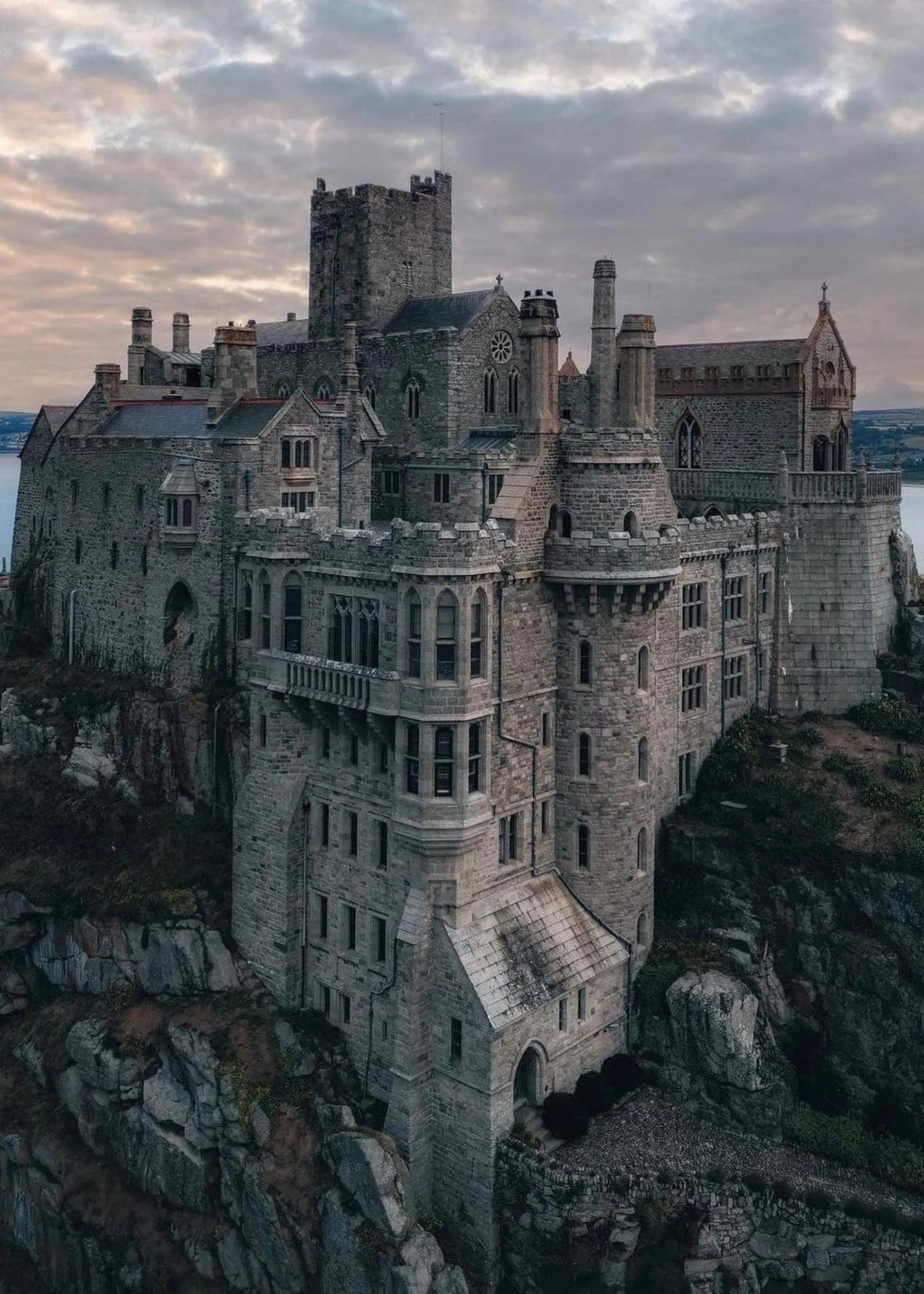 Majestic Carn Brea Castle poster | Muurdecoratie Cornwall | Historische wanddecoratie kunst | Europese monumentale architectuur