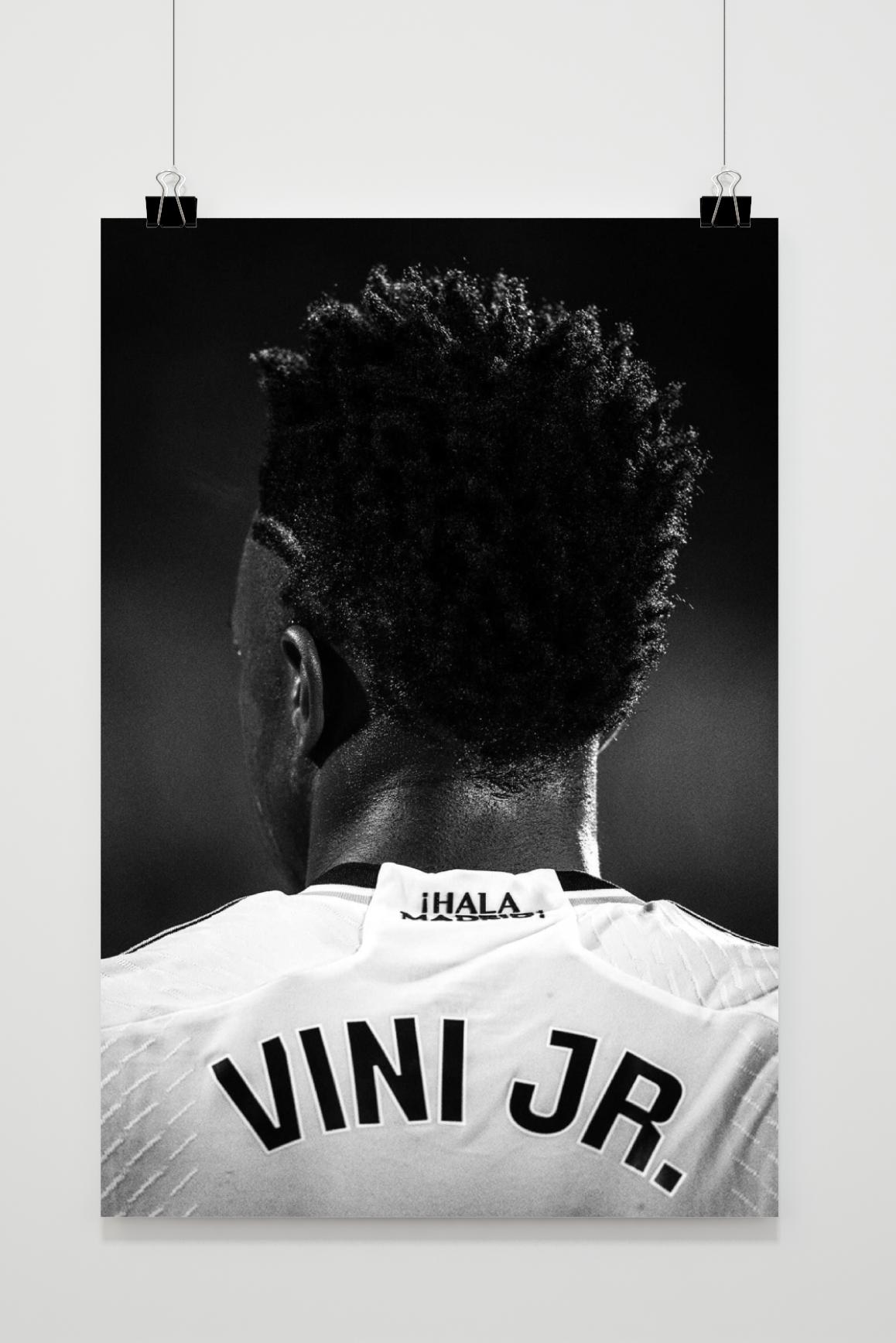 Vini Jr Black and White Poster | Muurdecoratie | Monochrome Wanddecoratie | Modern Kunstwerk | Stijlvolle Posters | Voetbal Thema | Woonkamer Decoratie