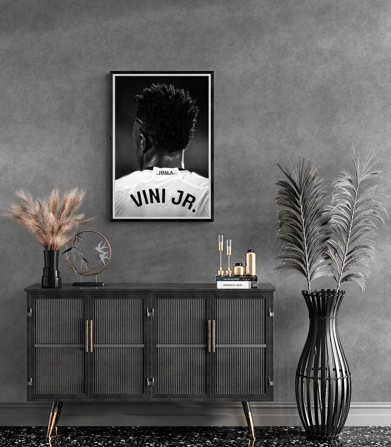 Vini Jr Black and White Poster | Muurdecoratie | Monochrome Wanddecoratie | Modern Kunstwerk | Stijlvolle Posters | Voetbal Thema | Woonkamer Decoratie