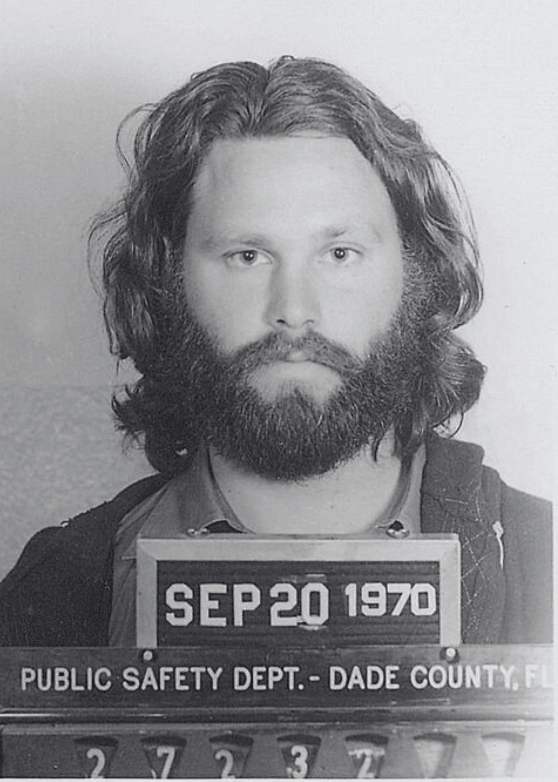 Jim Morrison Mugshot | Zwart-wit Fotografie | Muurdecoratie | Iconische Muzieklegende | Vintage Stijl Poster | Wanddecoratie | Klassieke Rock Memorabilia | Decoratieve Kunst | Unieke Muurkunst