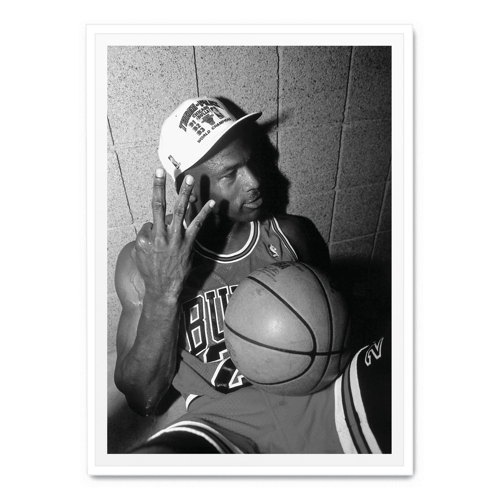 Michael Jordan | Iconische 3 vingers poster | muurdecoratie basketbal legende | sport muurdecoratie | muurdeco huis & tuin