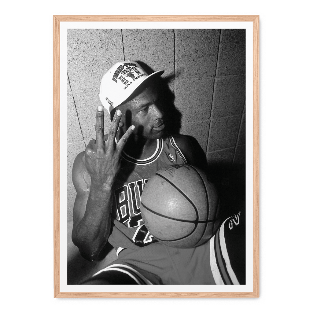 Michael Jordan | Iconische 3 vingers poster | muurdecoratie basketbal legende | sport muurdecoratie | muurdeco huis & tuin