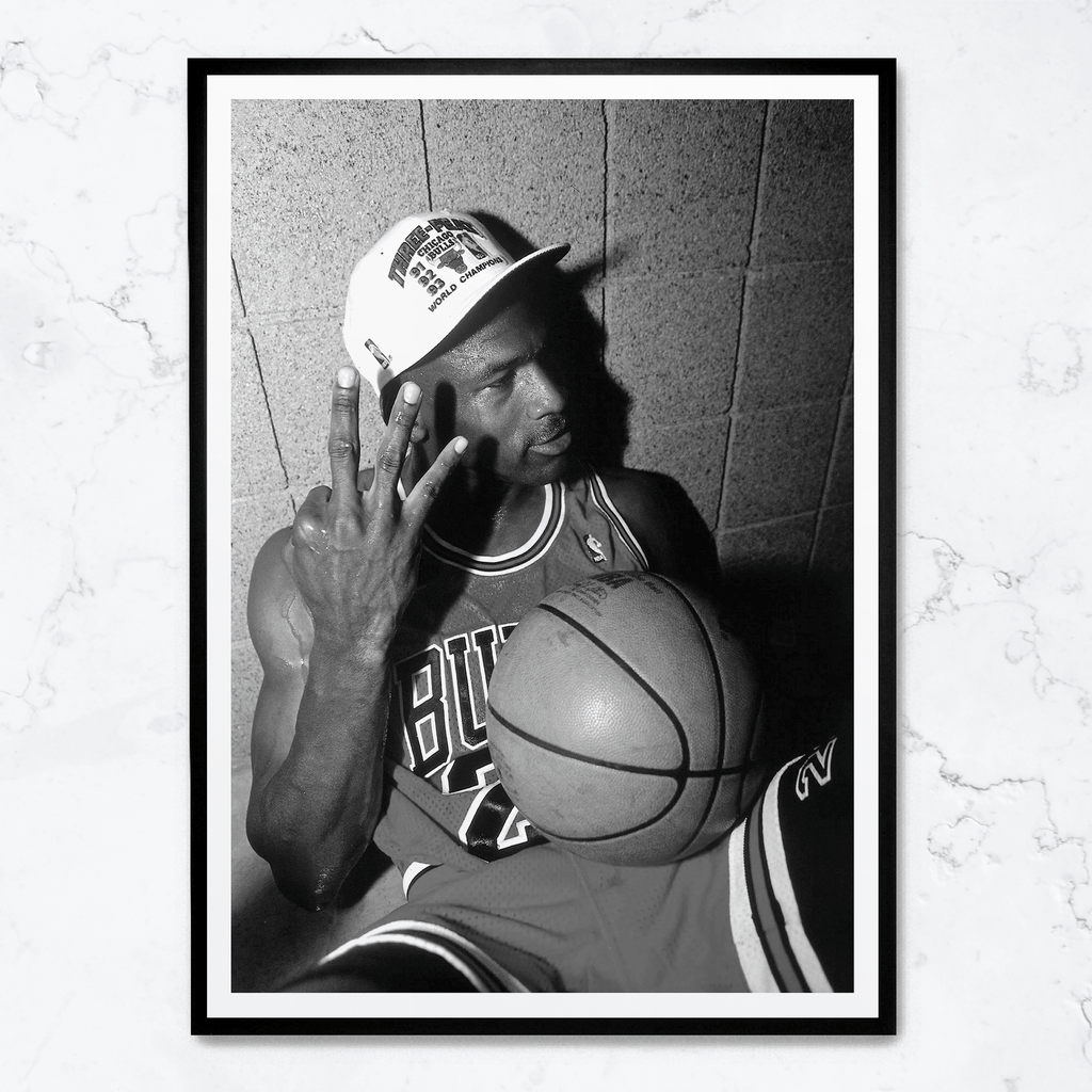 Michael Jordan | Iconische 3 vingers poster | muurdecoratie basketbal legende | sport muurdecoratie | muurdeco huis & tuin