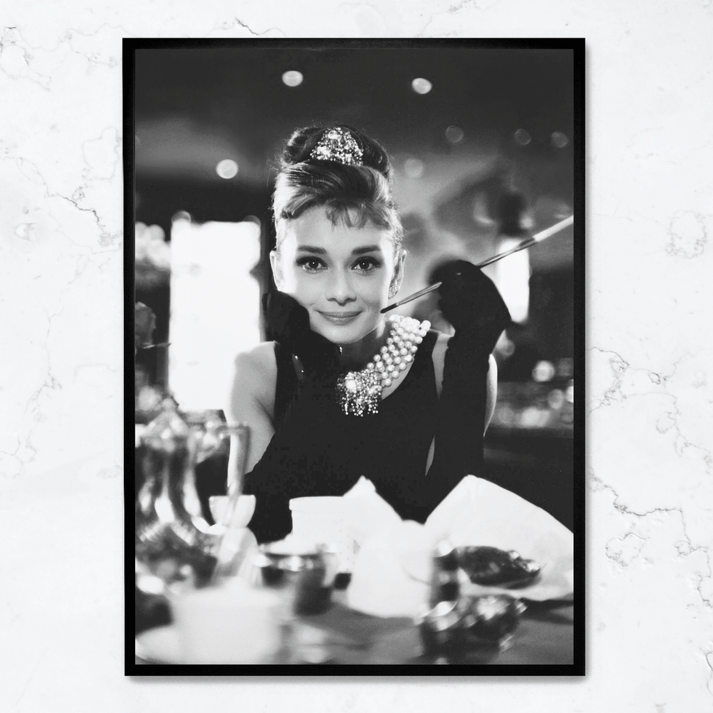 Audrey Hepburn Poster | Breakfast at Tiffany's | Vintage Film Muurdecoratie | Hollywood Legend Wanddecoratie | Classic Movie Icon Print voor Tijdloze Schilderijen | Huis Decoratie