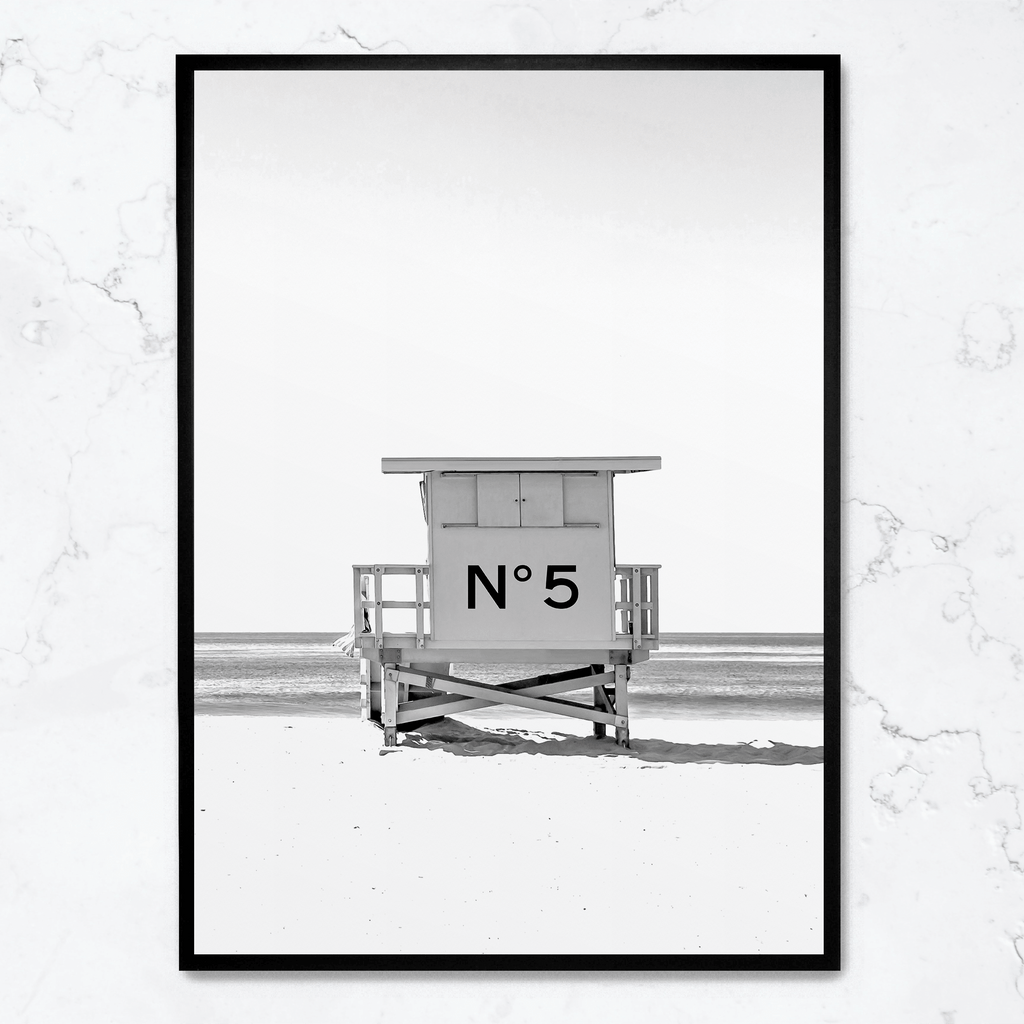 Chanel Beach Cabin poster | Luxe muurdecoratie | Elegante wanddecoratie | Stijlvolle schilderijen voor huis & tuin | Coastal chic canvas kunst