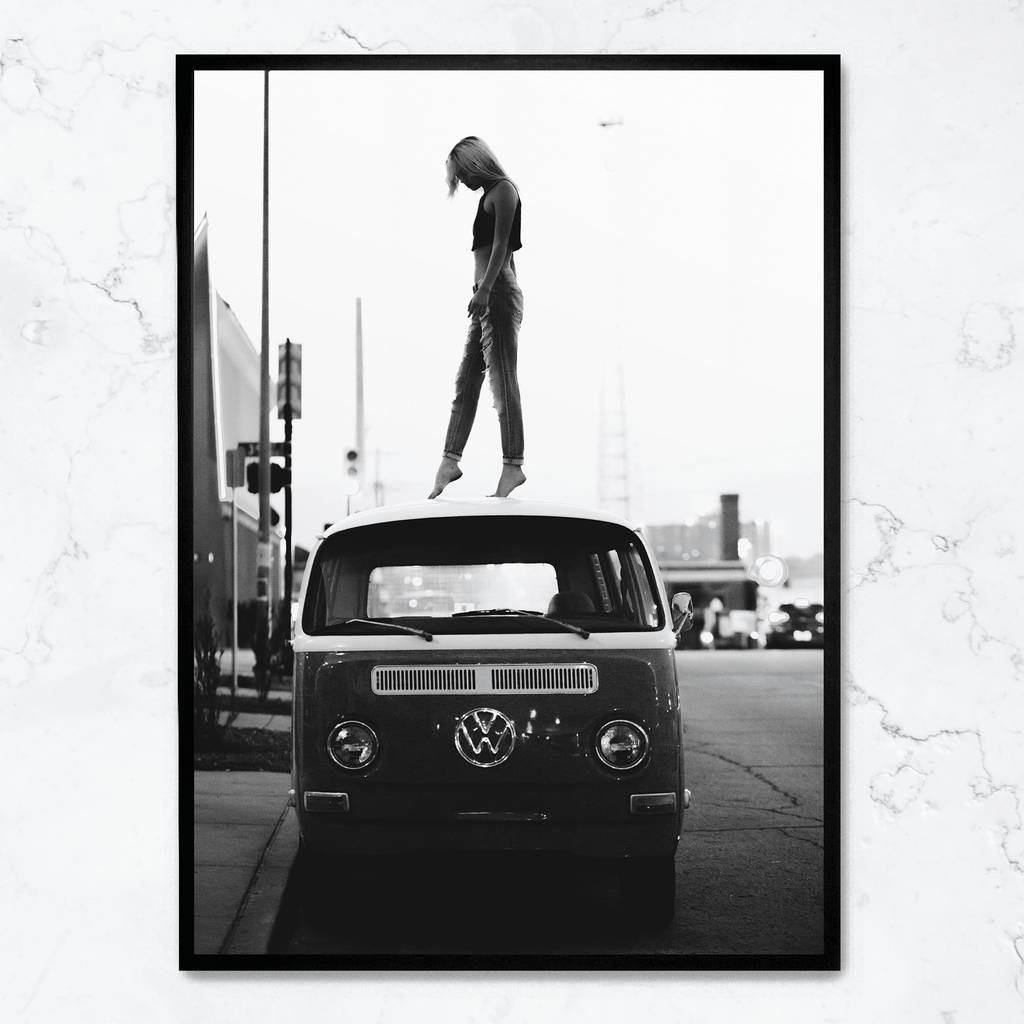 Girl on Volkswagen | Retro Schilderijen | Muurdecoratie | Vintage Wanddecoratie | Posters Voor Huis