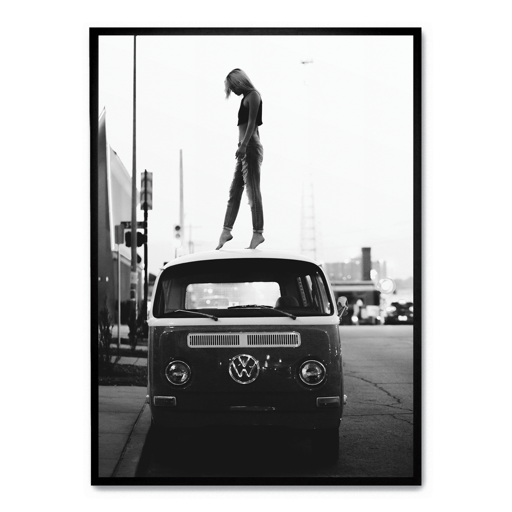 Girl on Volkswagen | Retro Schilderijen | Muurdecoratie | Vintage Wanddecoratie | Posters Voor Huis
