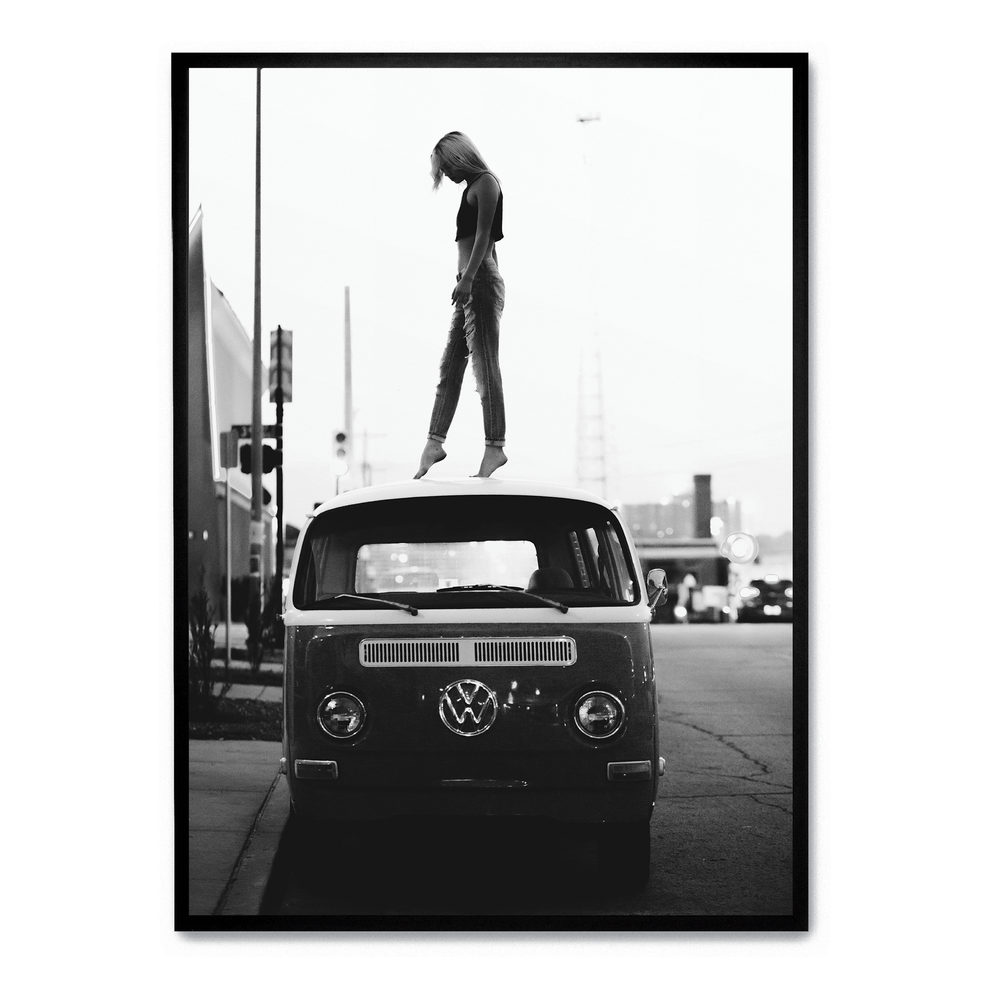 Girl on Volkswagen | Retro Schilderijen | Muurdecoratie | Vintage Wanddecoratie | Posters Voor Huis