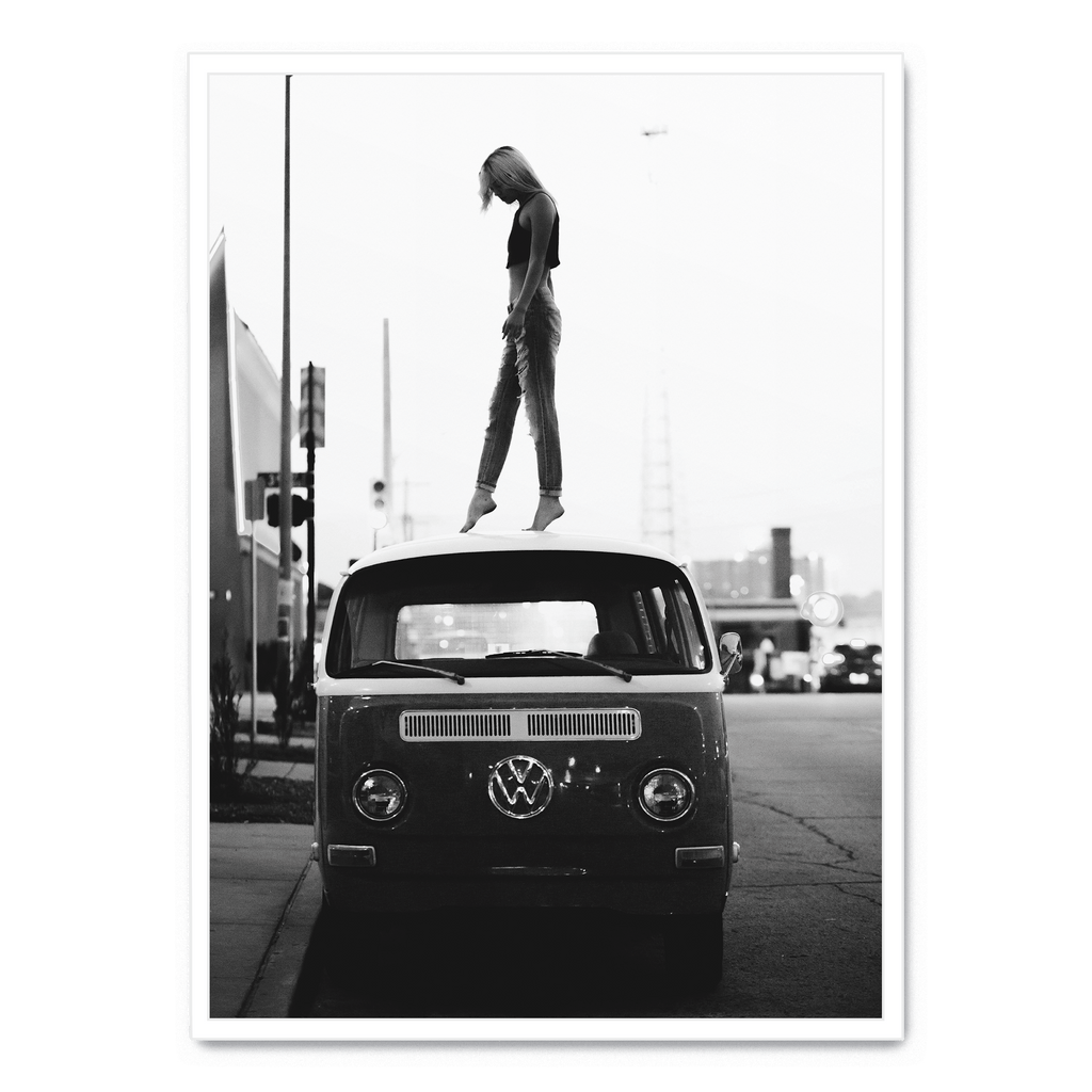 Girl on Volkswagen | Retro Schilderijen | Muurdecoratie | Vintage Wanddecoratie | Posters Voor Huis