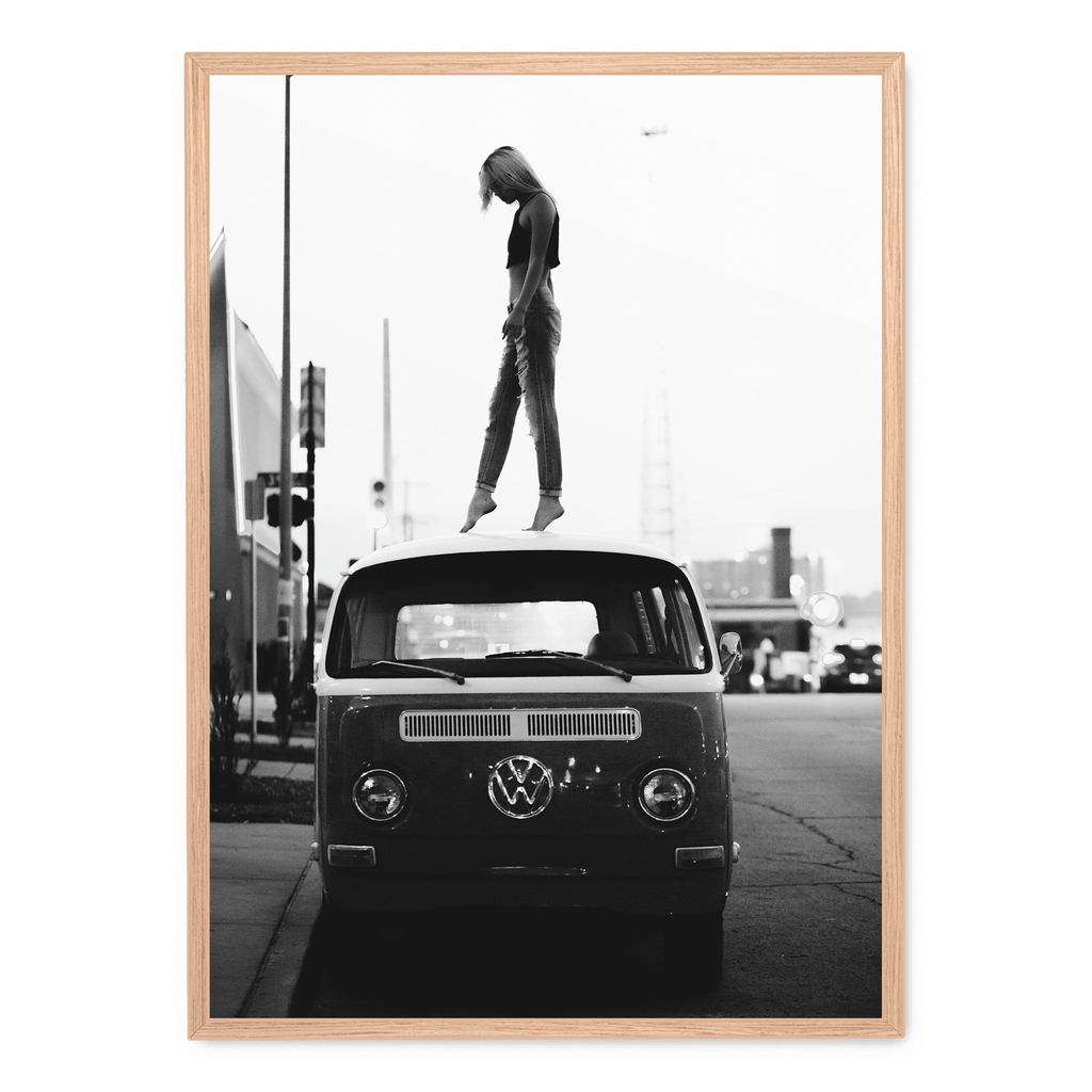 Girl on Volkswagen | Retro Schilderijen | Muurdecoratie | Vintage Wanddecoratie | Posters Voor Huis