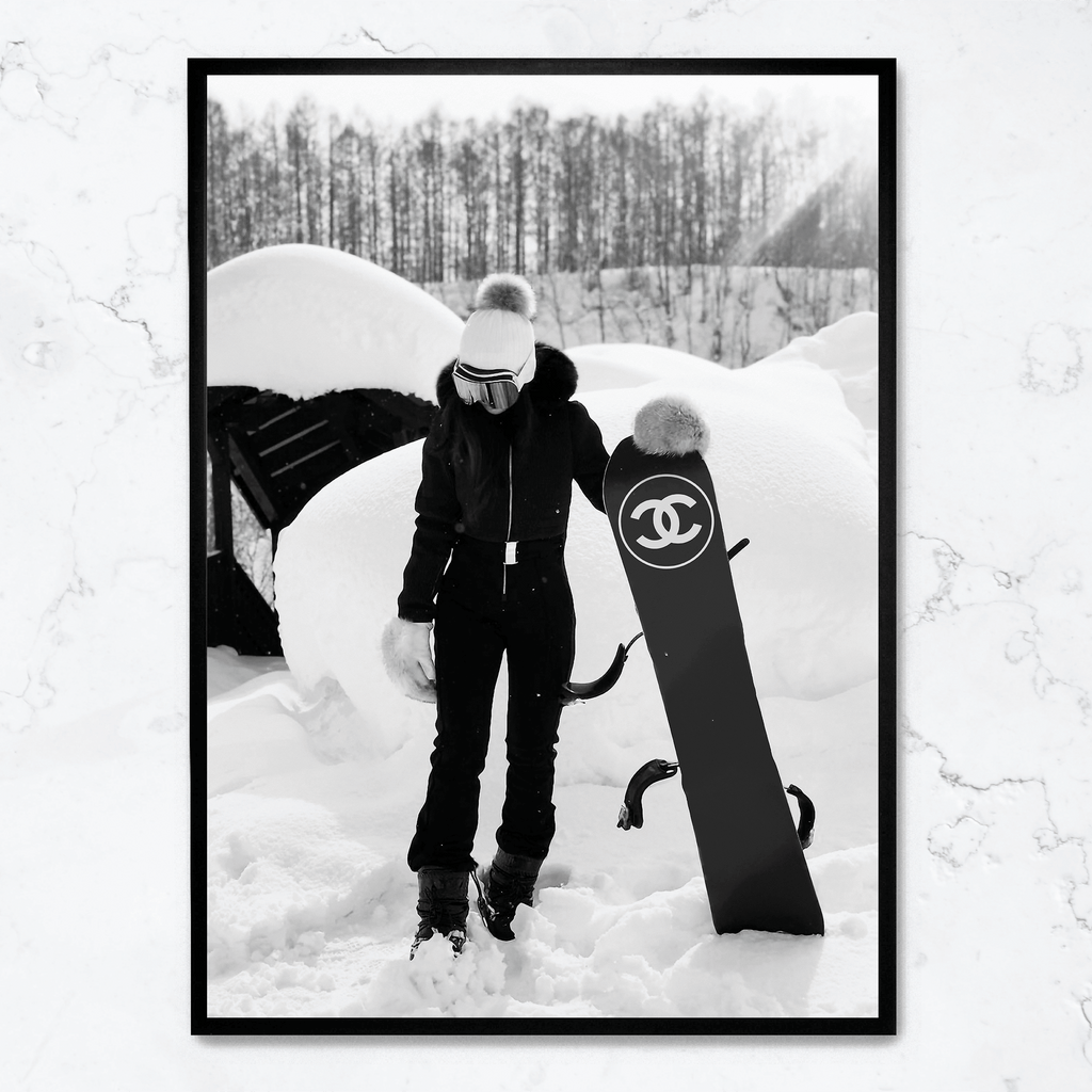 Chanel Snowboard Enthusiast | Muurdecoratie | Fashionable Girl Illustratie | Luxe Wanddecoratie | Moderne Interieur Posters