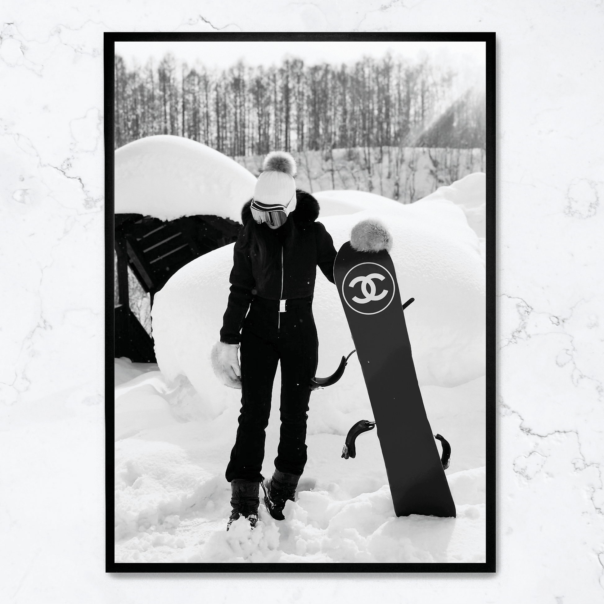 Chanel Snowboard Enthusiast | Muurdecoratie | Fashionable Girl Illustratie | Luxe Wanddecoratie | Moderne Interieur Posters