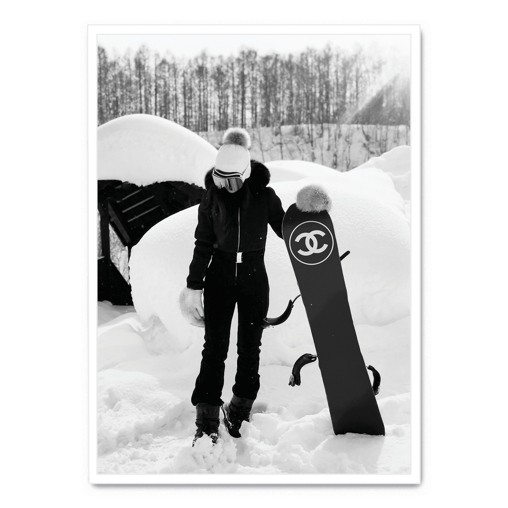 Chanel Snowboard Enthusiast | Muurdecoratie | Fashionable Girl Illustratie | Luxe Wanddecoratie | Moderne Interieur Posters
