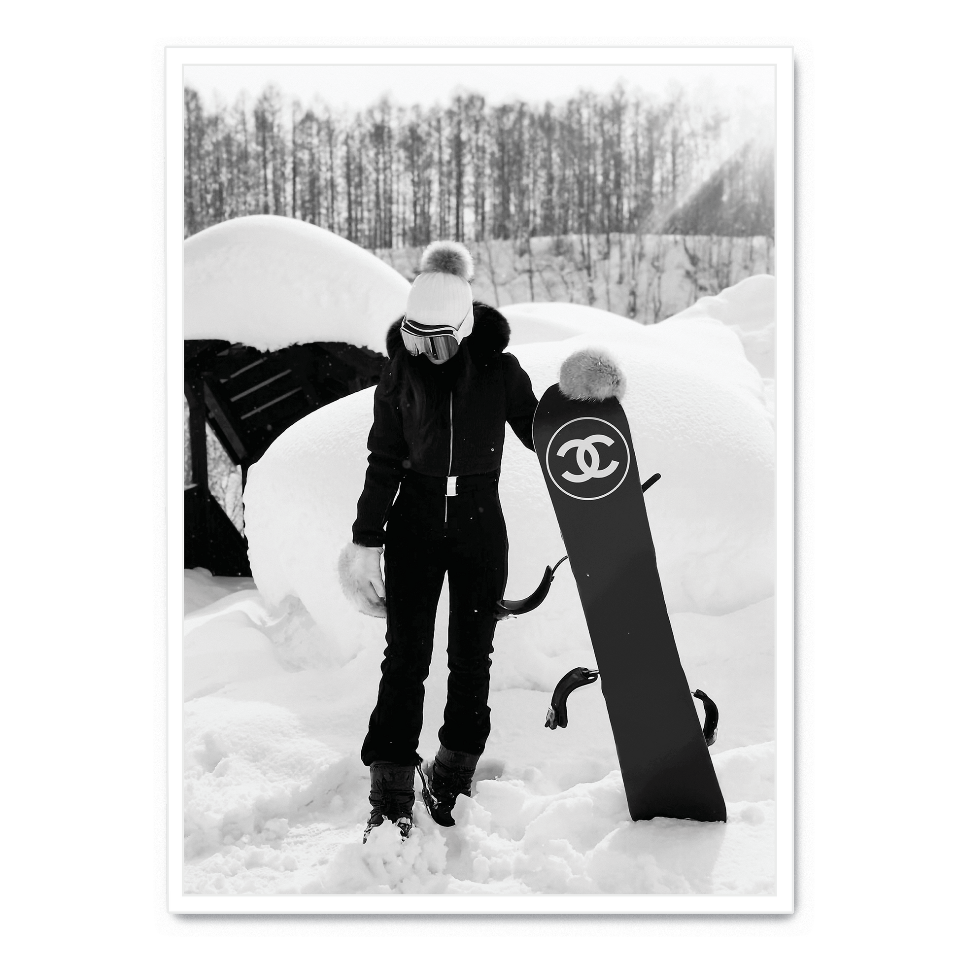 Chanel Snowboard Enthusiast | Muurdecoratie | Fashionable Girl Illustratie | Luxe Wanddecoratie | Moderne Interieur Posters