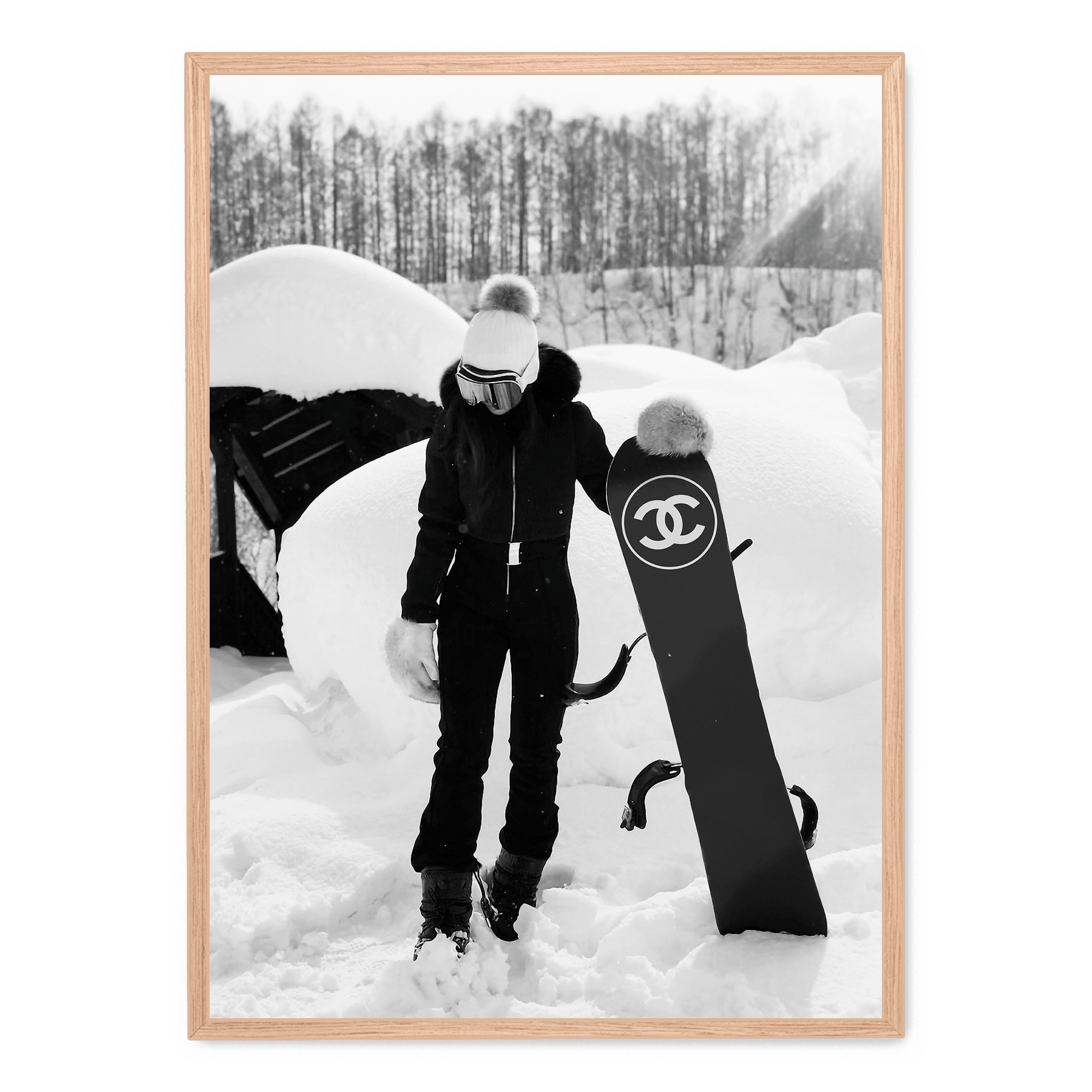 Chanel Snowboard Enthusiast | Muurdecoratie | Fashionable Girl Illustratie | Luxe Wanddecoratie | Moderne Interieur Posters