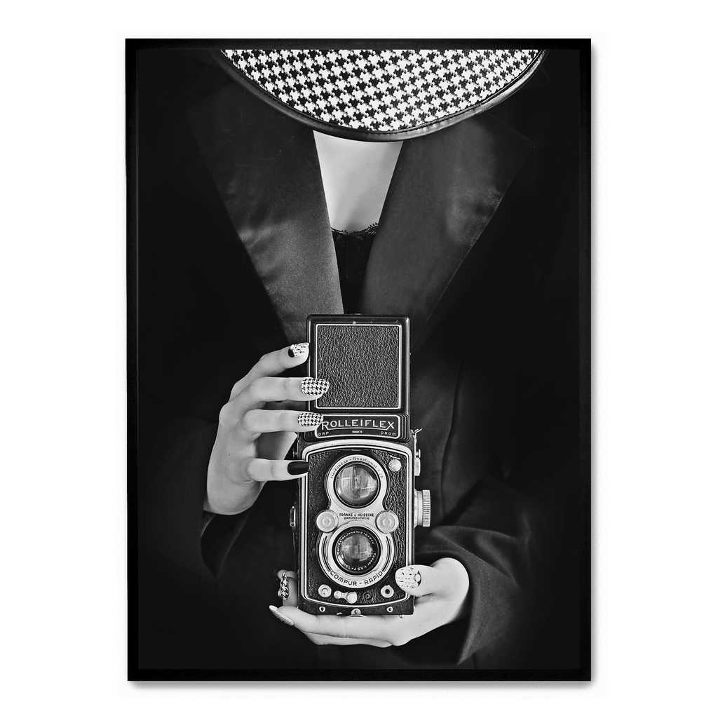 Woman With Camera | Muurdecoratie | Vintage Style Portret | Wanddecoratie Poster | Fotografie Kunst