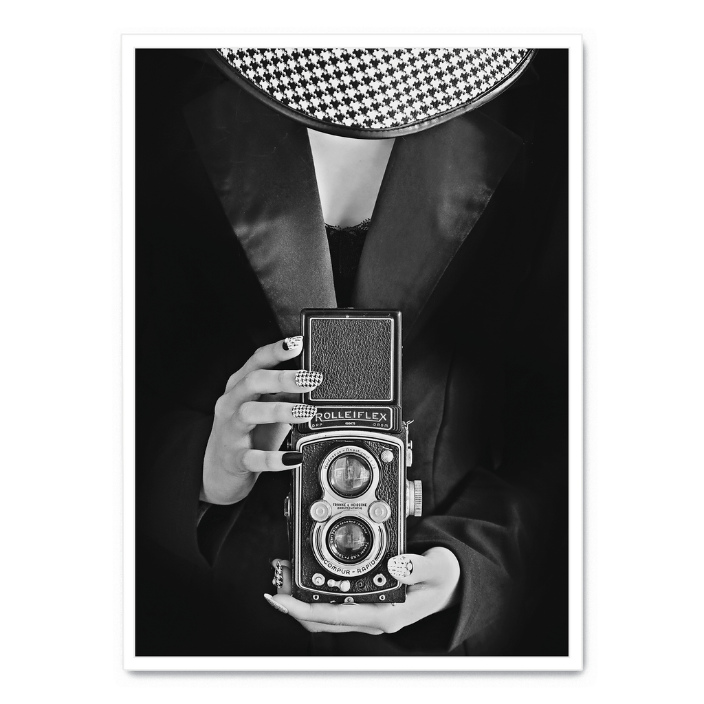 Woman With Camera | Muurdecoratie | Vintage Style Portret | Wanddecoratie Poster | Fotografie Kunst