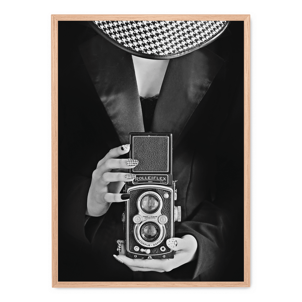 Woman With Camera | Muurdecoratie | Vintage Style Portret | Wanddecoratie Poster | Fotografie Kunst