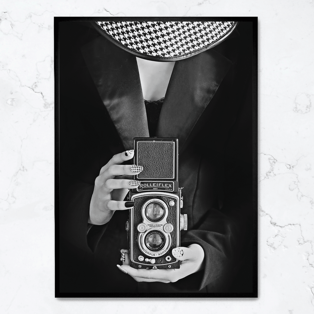Woman With Camera | Muurdecoratie | Vintage Style Portret | Wanddecoratie Poster | Fotografie Kunst