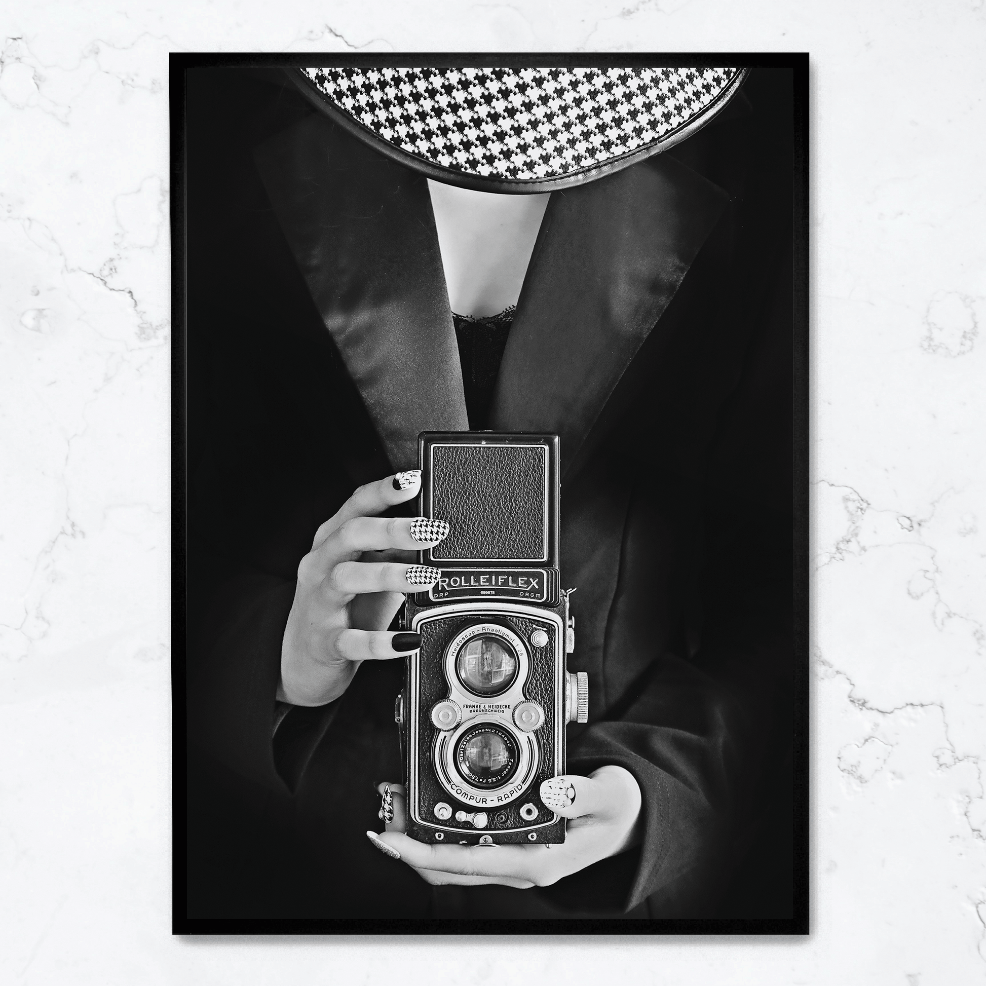 Woman With Camera | Muurdecoratie | Vintage Style Portret | Wanddecoratie Poster | Fotografie Kunst