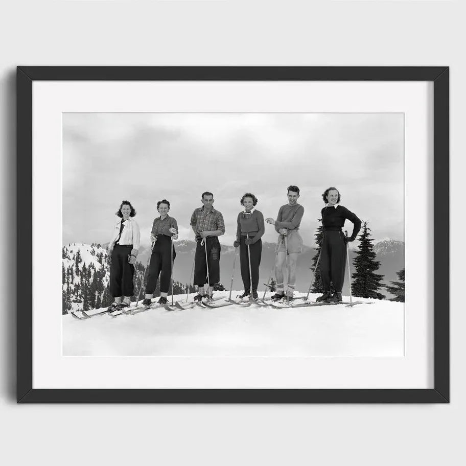 Skiers Posing on Snowy Mountain | Muurdecoratie Skiën | Wanddecoratie Groep Ski Uitje Poster Kunst