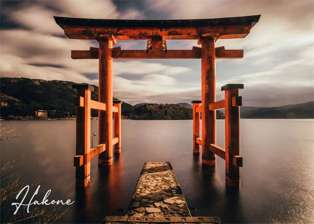 Torii at Lake Ashi Muurdecoratie | Hakone Wanddecoratie | Tranquil Waters Posters | Traditionele Japanse Shinto Gates | Japanse Architectuur Kunst