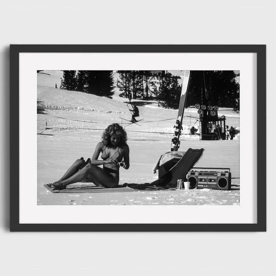 Woman Sunbathing on a Snowy Mountain Poster | Retro Ski Resort Muurdecoratie | Wanddecoratie ✔️