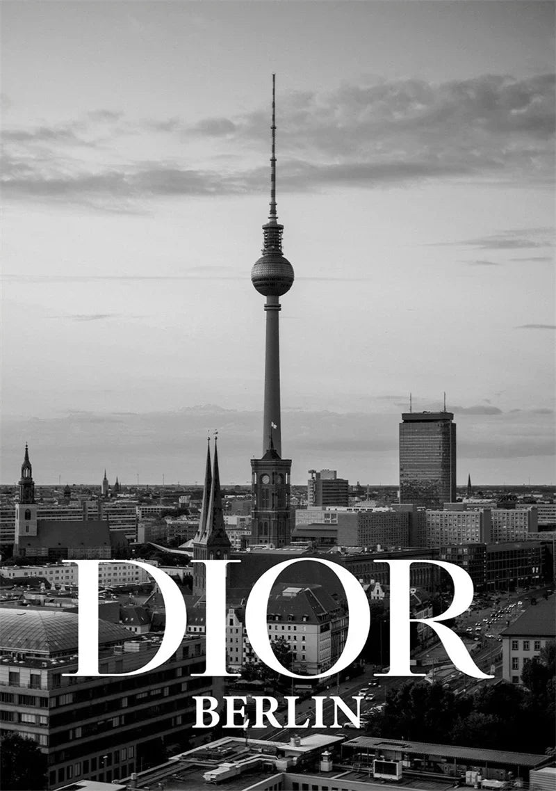 Dior Berlin | Tijdloze Elegantie | Avant-Garde Fashion & Historische Charme | Muurdecoratie Poster