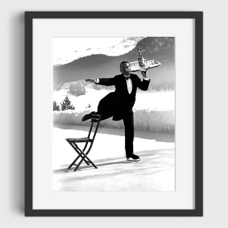 Gentleman Performing a Chair Stunt on Ice | Vintage Muurdecoratie | Frosty Antics Poster | Wanddecoratie Kunst