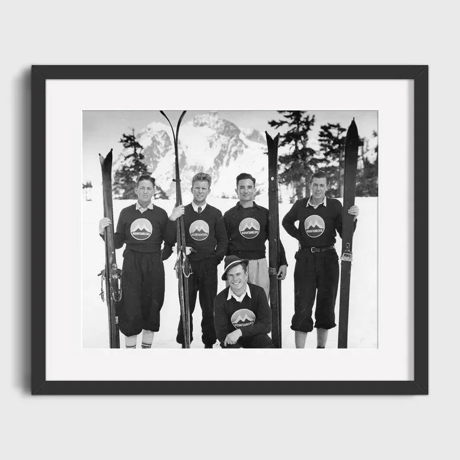 Group of Skiers Posing with Skis Poster | Vintage Muurdecoratie | Wanddecoratie Ski | Schilderijen