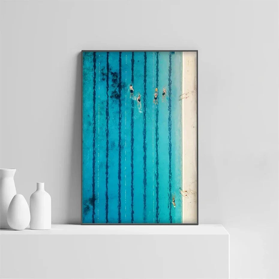 Poolside Escapes Poster | Muurdecoratie | Wanddecoratie | Schilderijen | Canvas kunst voor thuis | Serene buitenbeeld | Hoge kwaliteitsaandrukkunst