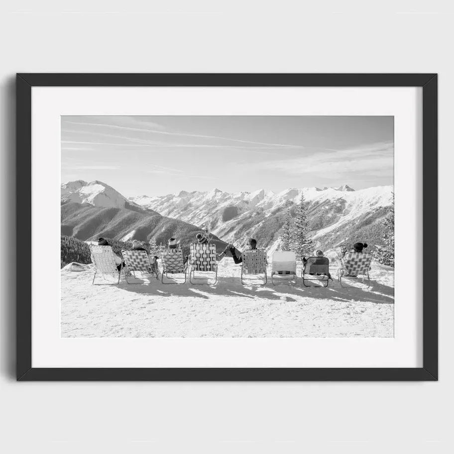 Tourists Relaxing in Lounge Chairs | Breathtaking Mountain Views | Muurdecoratie | Wanddecoratie | Posters voor skivakantie | Schilderijen | Canvas kunst