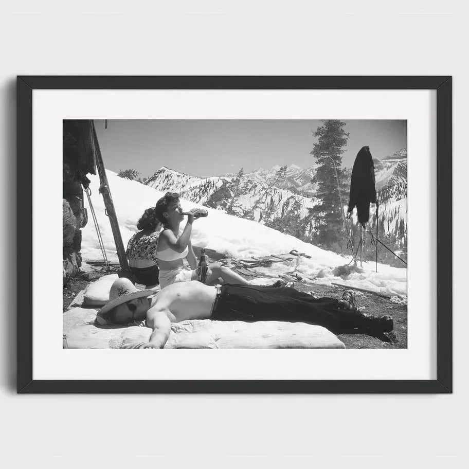 Lone Skier Enjoying a Drink on a Mountain | Vintage Ski Posters | Wanddecoratie | Muurdecoratie Skiërs