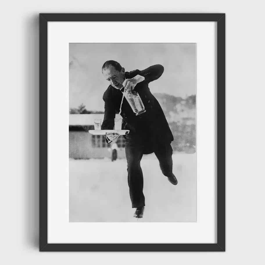 Glacial Grace | Retro Winter Sports Posters | Muurdecoratie voor Schaatsliefhebbers | Wanddecoratie Winter Thema | Posters en Kunst voor Huis en Tuin Decoratie