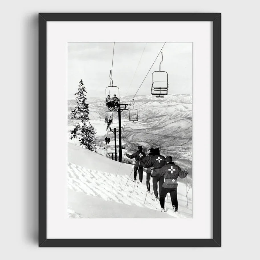Ski Patrol Assisting on a Snowy Slope | Muurdecoratie | Wanddecoratie | Vintage Kunst Posters | Ski Patrol in Action | Posters Collectie