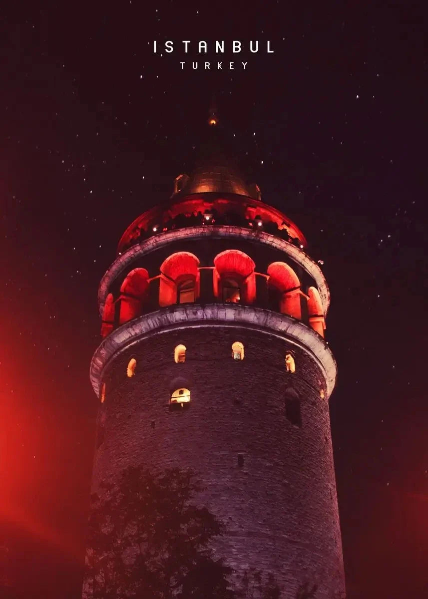 Galata Tower Illuminated | Nachtelijke Gloed in Istanboel | Boeiende Constantinopel | Muurdecoratie Iconisch Turks Landmark