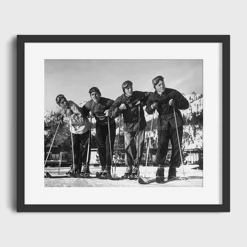 Ski Group Posing on a Mountain Poster | Peak Companions Muurdecoratie | Wanddecoratie Retro Skigroep