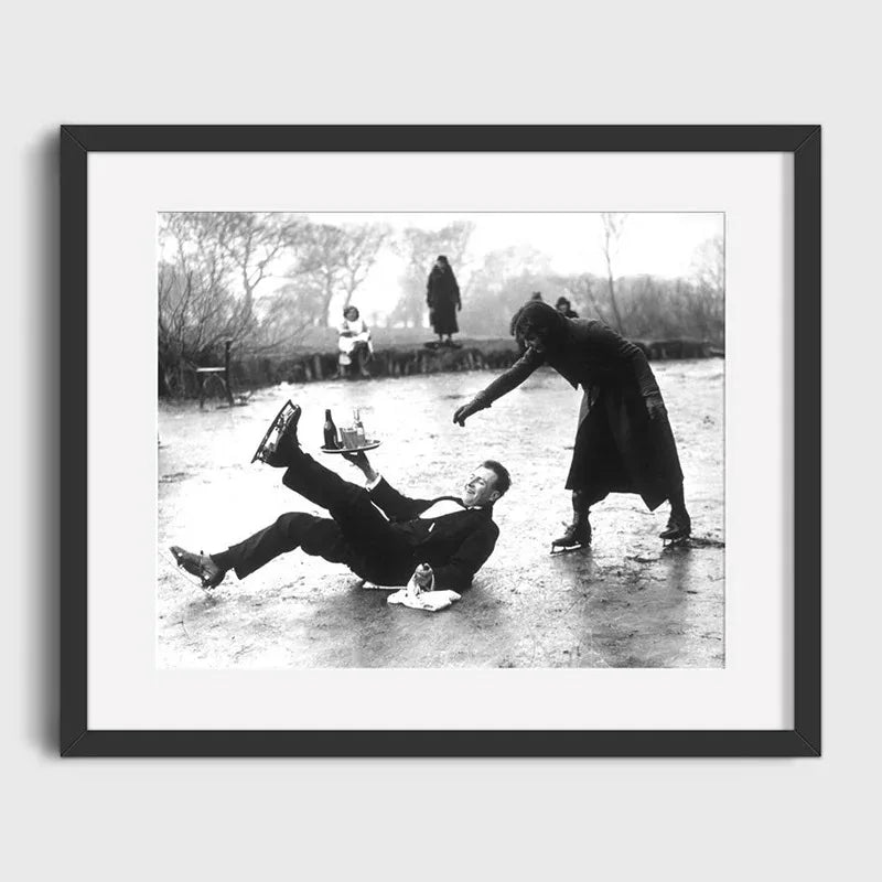 Man Falling on Ice | Woman Laughing | Vintage Winter Sports Muurdecoratie | Humorous Posters | Wanddecoratie