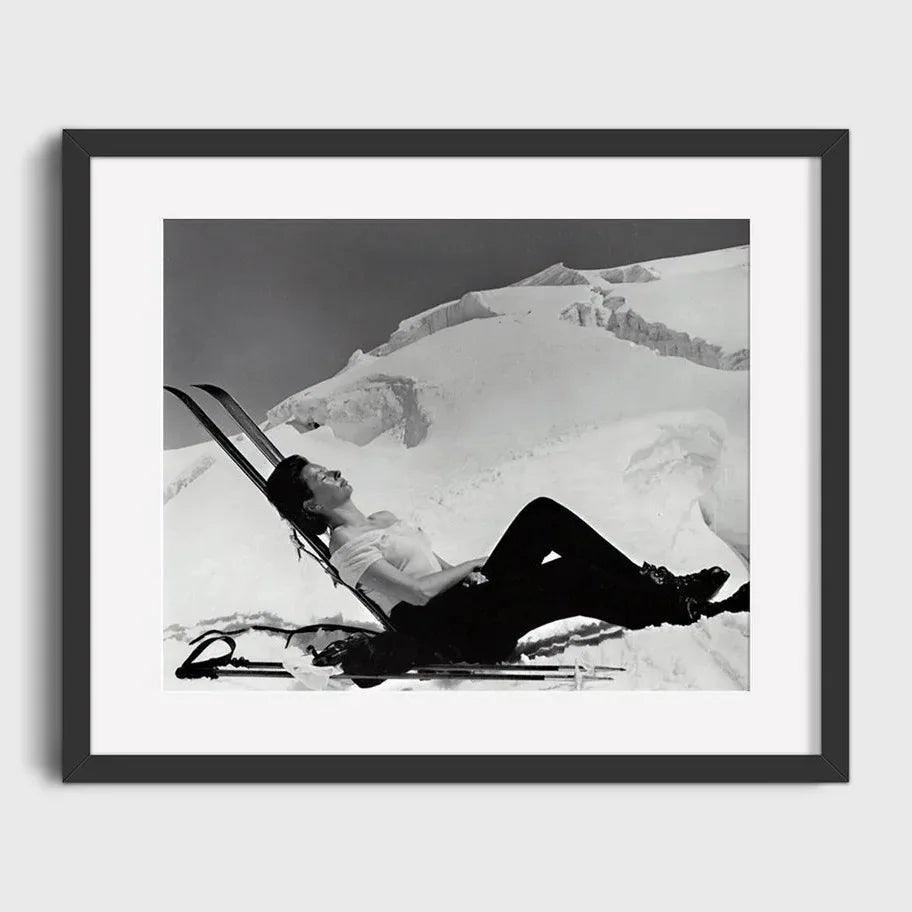 Man Relaxing on Snowy Mountain with Skis | Muurdecoratie | Wanddecoratie | Posters | Schilderijen | Canvas Kunst | Rustgevende Bergontsnapping | Tijdloze Ski Vakantie Kunstwerken