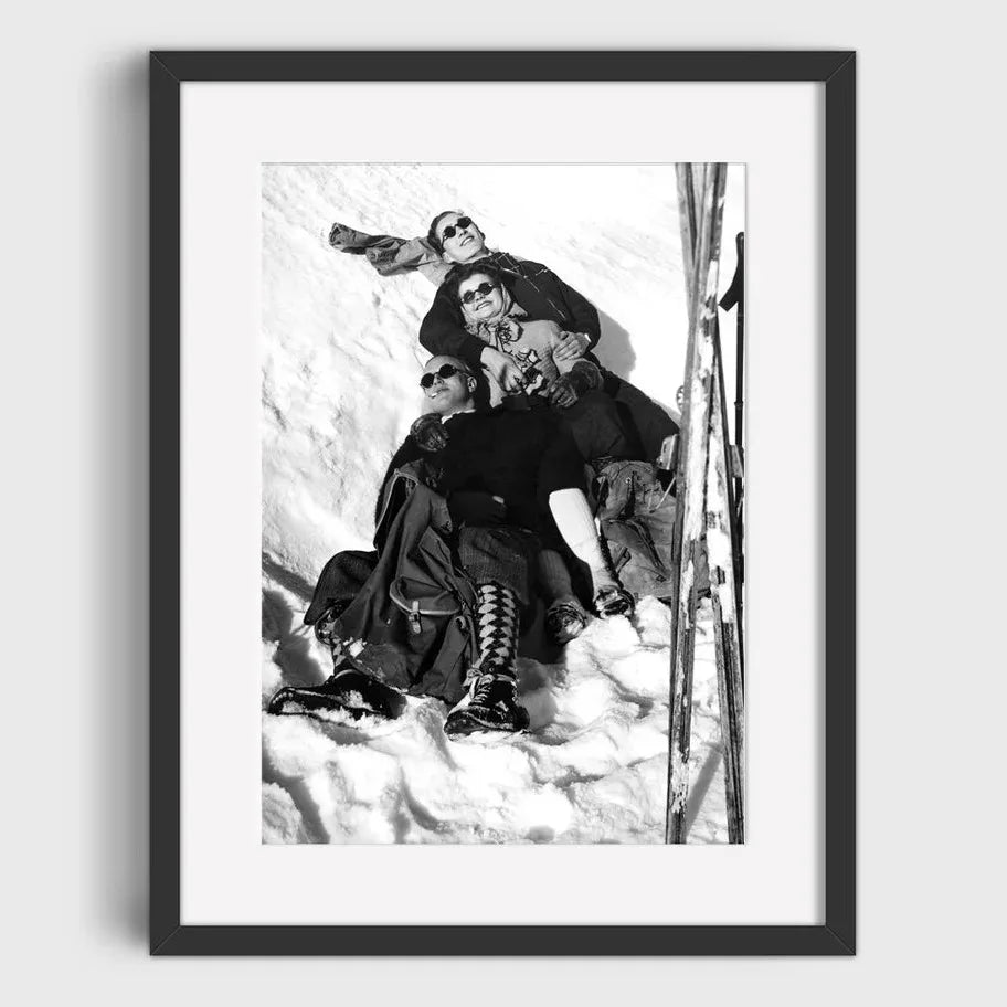 Group Relaxing on Snowy Slope | Wanddecoratie | Retro Ski Lifestyle Posters | Muurdecoratie | Vrienden Sneeuw Piste Schilderijen