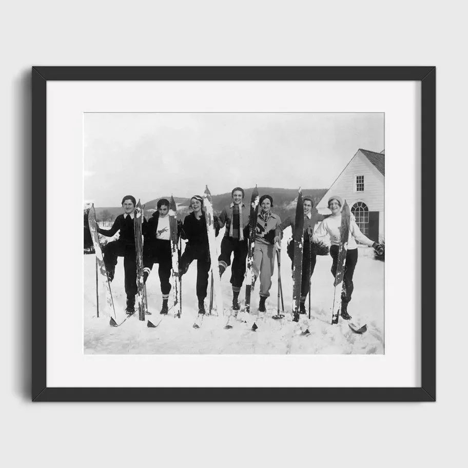Group Skiing Portrait in Vintage Gear | Posters | Muurdecoratie Skiën | Wanddecoratie Wintersport | Cherish the Slopes | Klassieke Ski Herinneringen | Ski Vakantie Posters | Tijdloze Ski Kunst Collectie