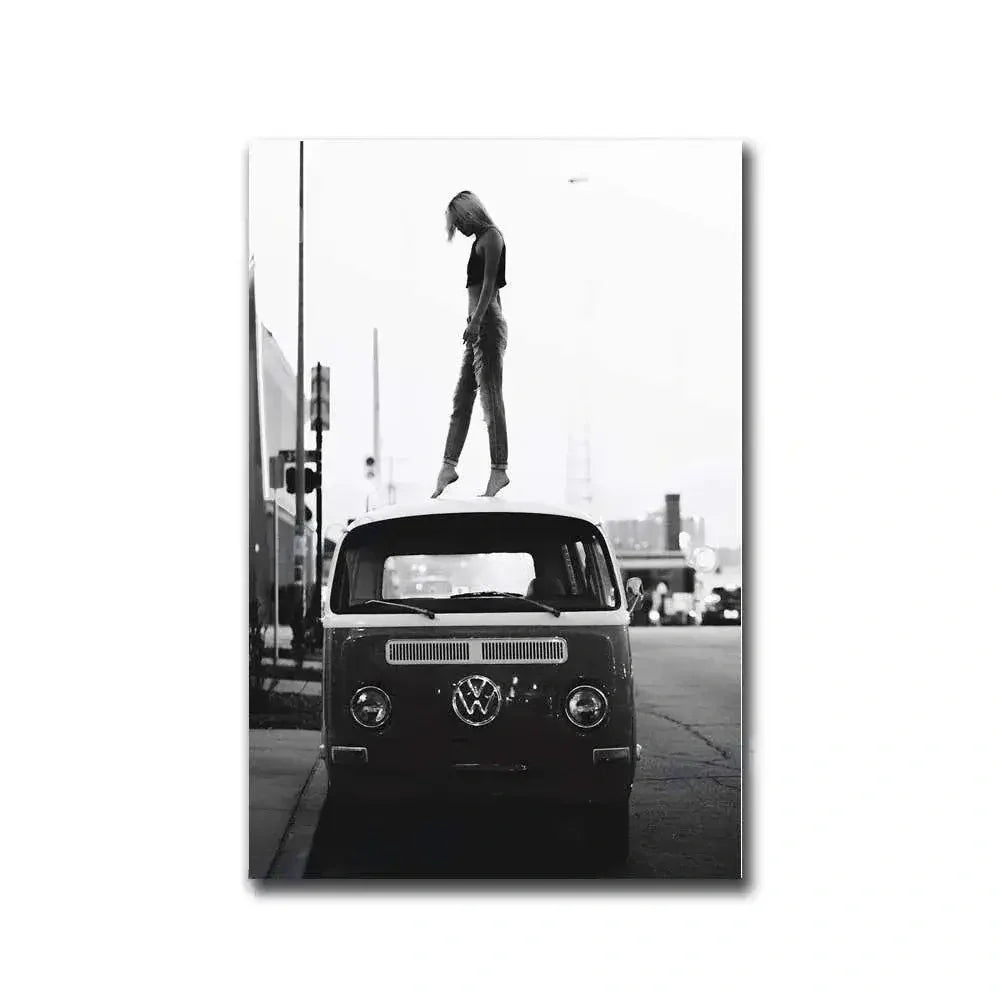 Happy Hippy Girl met Parijs Skyline | Volkswagen Minivan | Muurdecoratie Mode Legendes | Wanddecoratie Posters