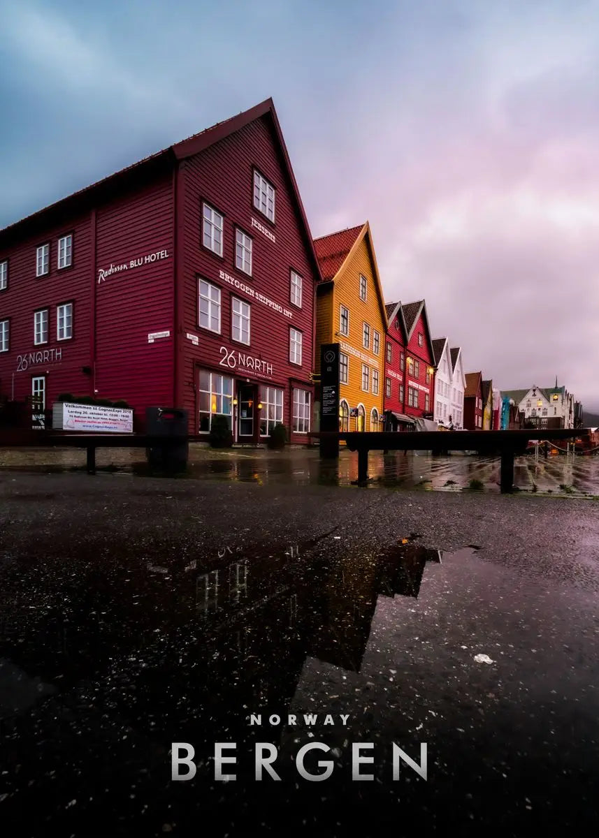 Rainy Day at Bryggen | Bergen Norway Posters | Noordse Muurdecoratie | Historisch Waterfront | Wanddecoratie voor Reizen | Schilderijenachtige Charme