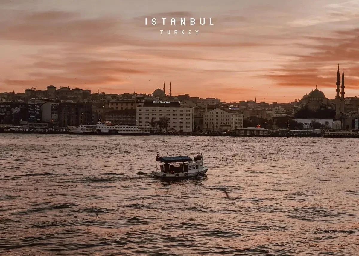 Galata Bridge Evening Poster | Istanbul Cityscape | Muurdecoratie | Twilight Over Istanbul Waters | Wanddecoratie | Turkish Decorative Art | Constantinople Scenery