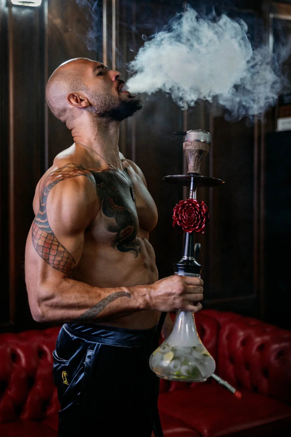 Andrew Tate | Relaxing with Hookah Posters | Artistieke Wanddecoratie | Unieke Muurdecoratie voor Thuis of Kantoor | Fitness en Vrije Tijd Sfeer