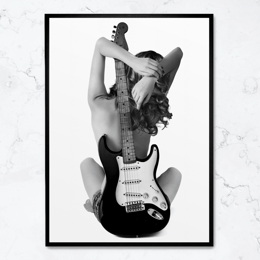 Lady and The Strat | Vintage Wanddecoratie | Muurdecoratie Muziekkamer | Poster Schilderij | Gitaar-Thema | Hoge Kwaliteit Print | Unieke Muurdecoratie Woonkamer