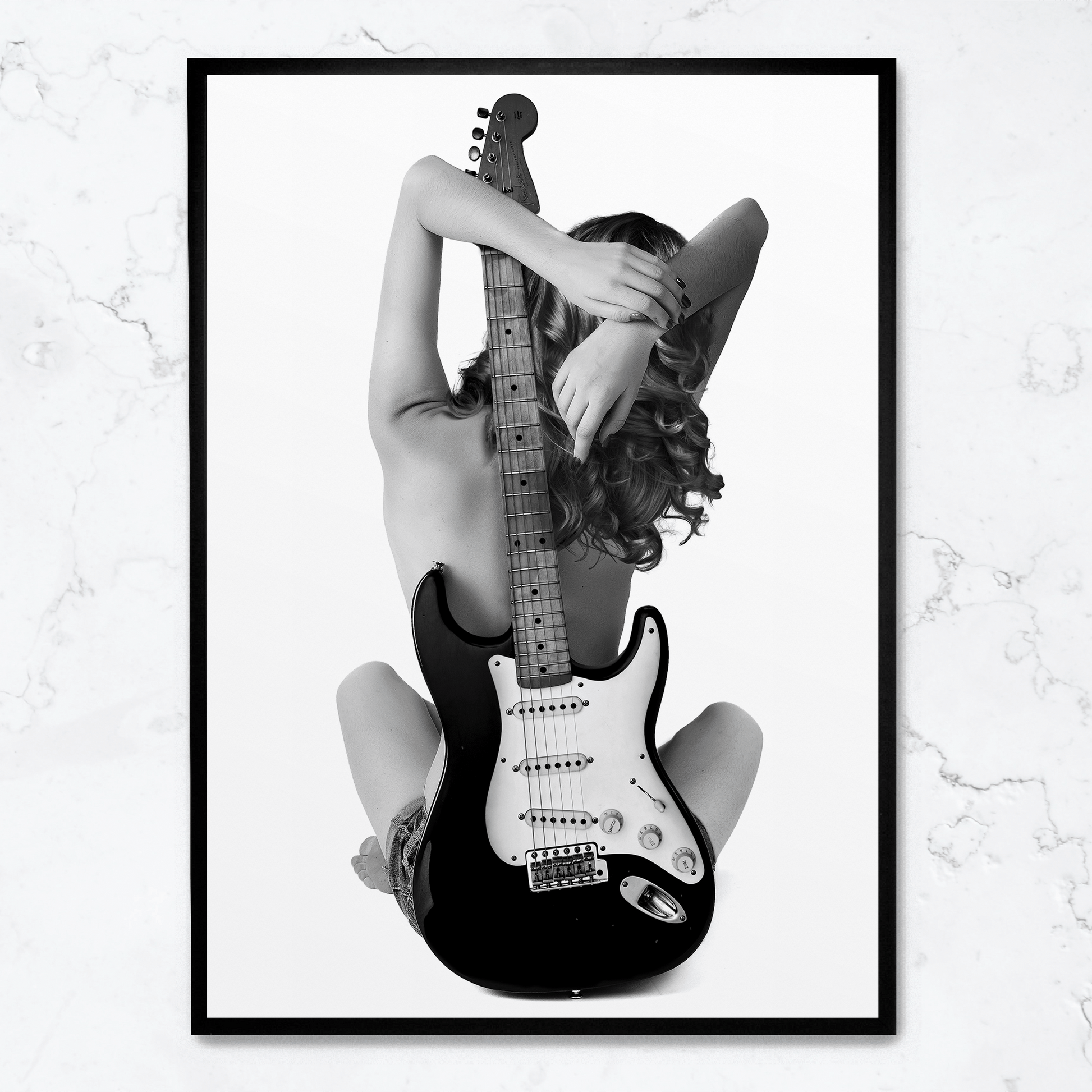 Lady and The Strat | Vintage Wanddecoratie | Muurdecoratie Muziekkamer | Poster Schilderij | Gitaar-Thema | Hoge Kwaliteit Print | Unieke Muurdecoratie Woonkamer